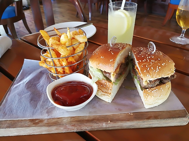 フィリピン・セブ島シャングリラマクタンでランチ