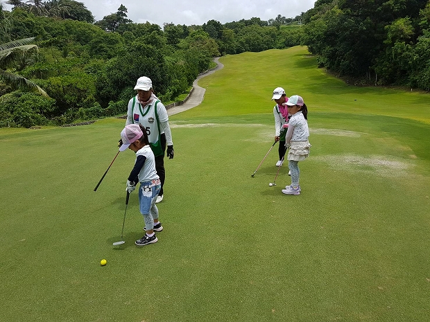 フィリピン・セブ島のアルタビスタゴルフ場で子ども達がコースデビュー