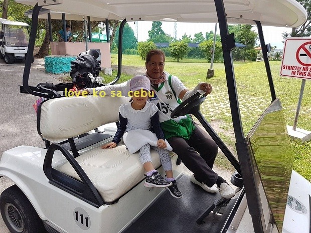 フィリピン・セブ島のアルタビスタゴルフ場で子ども達がコースデビュー